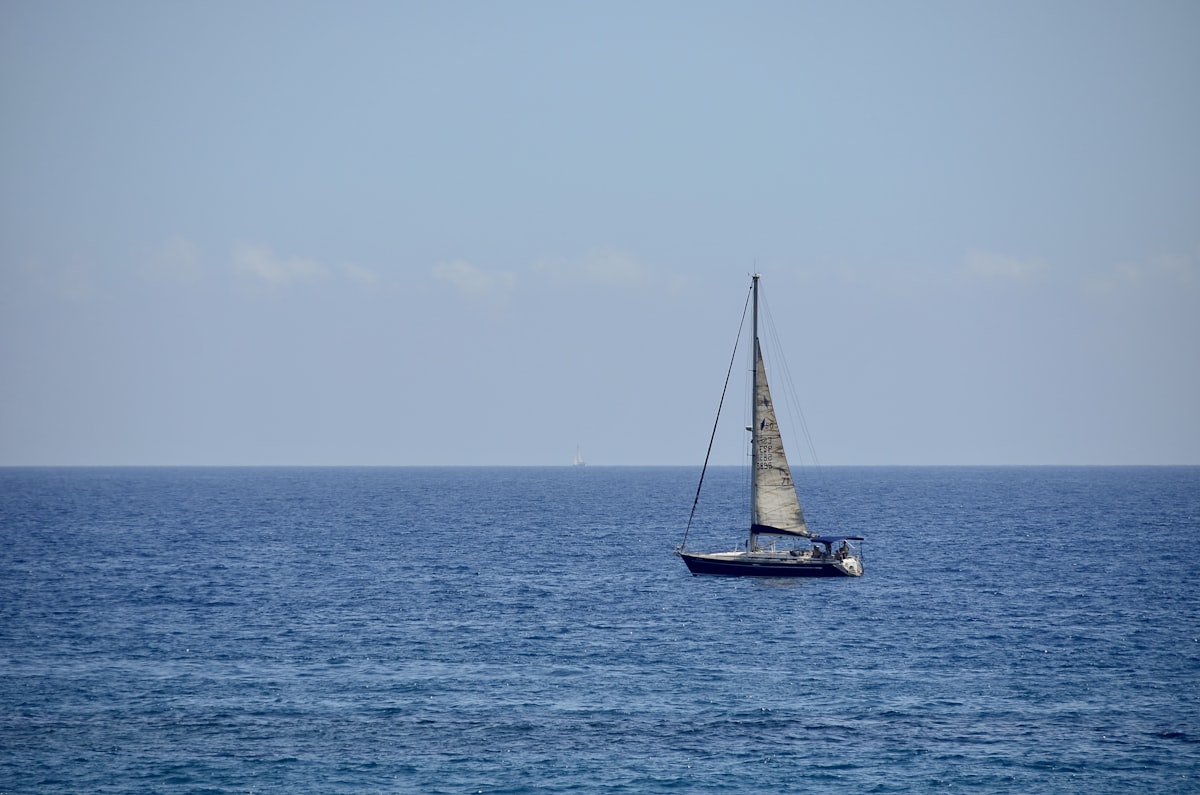 Velero navegando en el Mediterráneo con aguas azules — protege las crucetas, el tope del mástil y el bimini con los sistemas StopGull