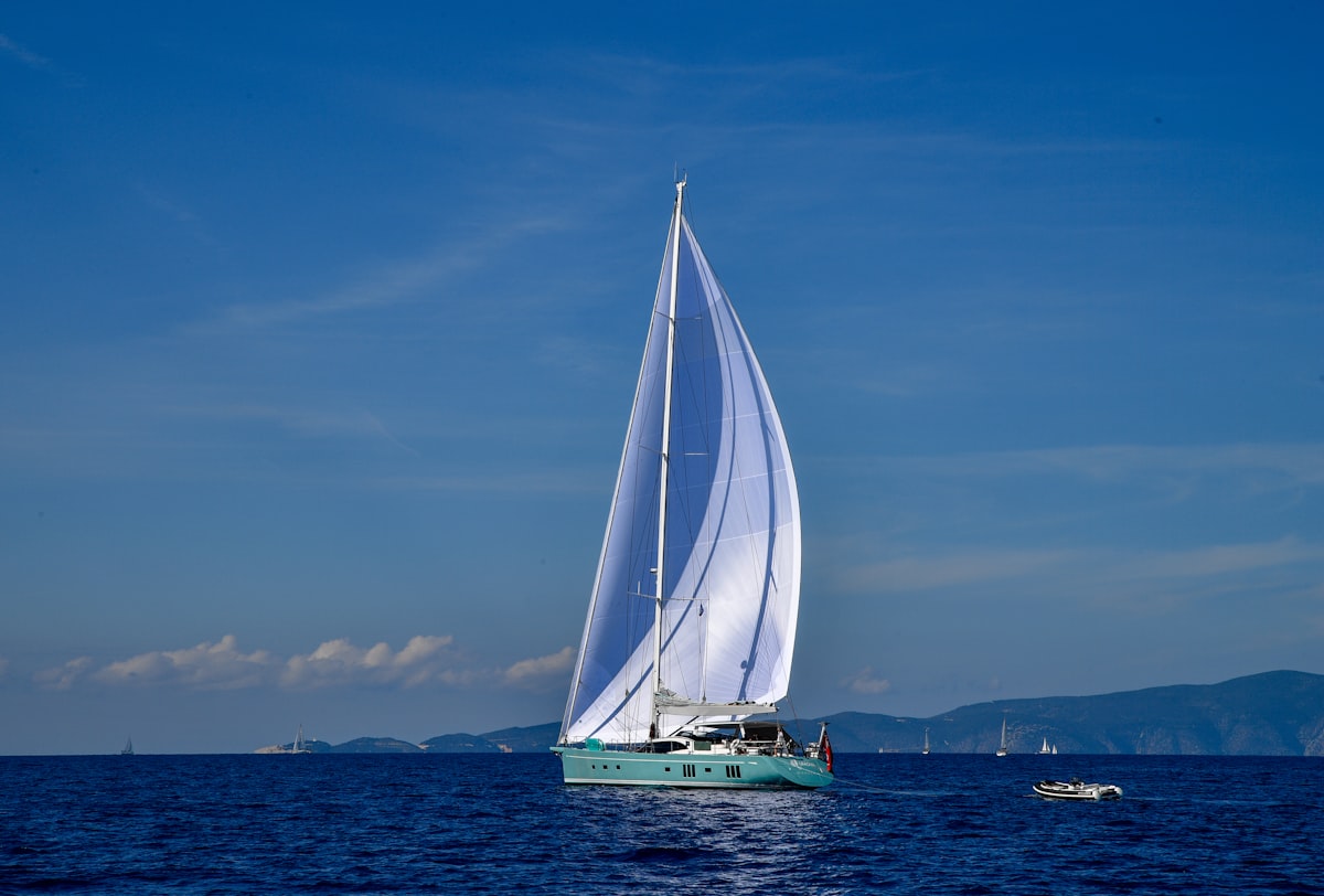 Yate a motor de lujo navegando en el Mediterráneo — protege el flybridge, hardtop y motores fueraborda con StopGull